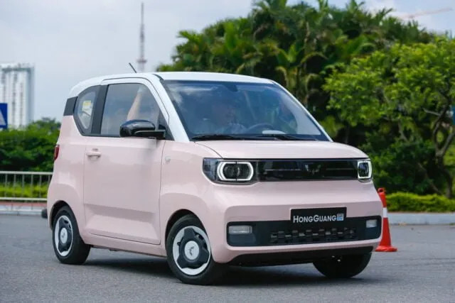 Mẫu xe điện Wuling Hongguang Mini EV màu trắng sạc tại điểm sạc công cộng