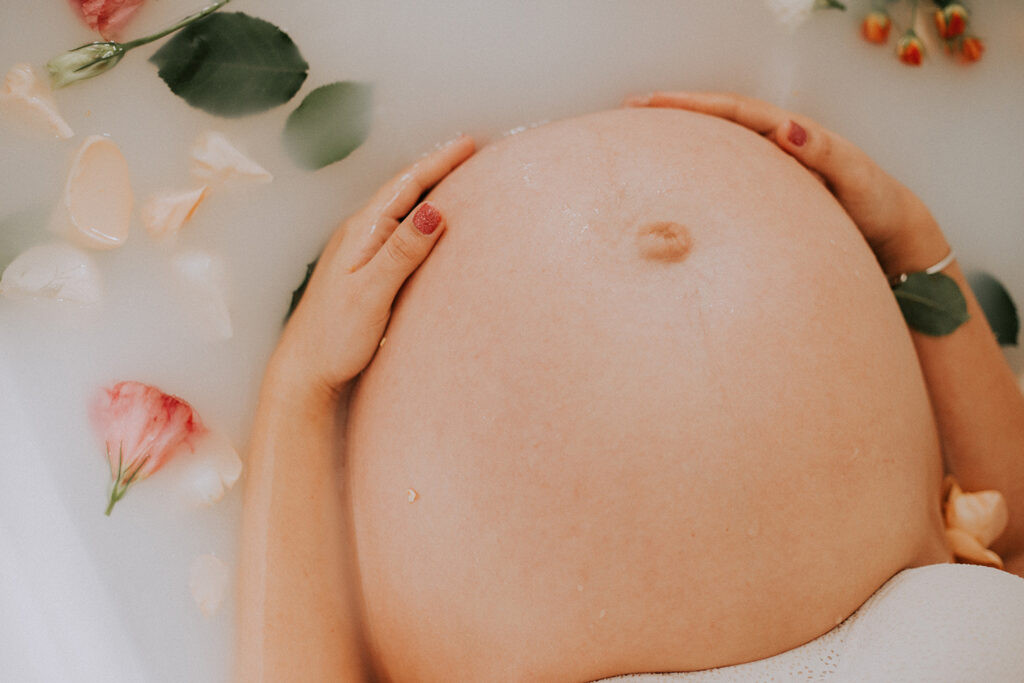 Mẹ bầu tìm hiểu thông tin về việc nên mua bảo hiểm thai sản nào phù hợp