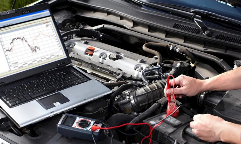 Minh họa bộ điều khiển điện tử ECU trong khoang động cơ ô tô
