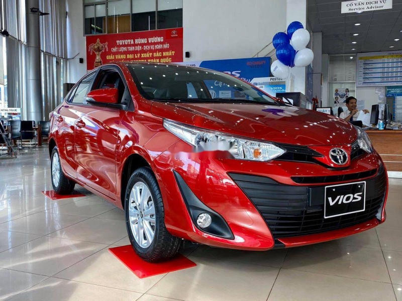 Một chiếc Toyota Vios màu đỏ đỗ trong khu dân cư