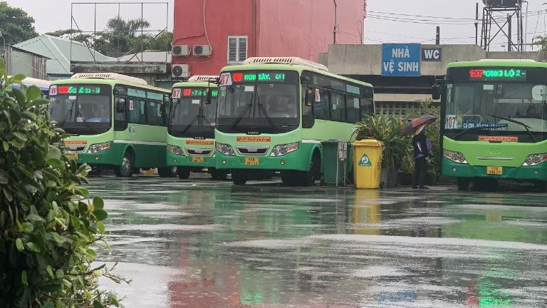 Một chiếc xe buýt nhỏ hơn (loại 47 chỗ) của tuyến 87 tại Bến xe Củ Chi, thể hiện tuyến nội huyện