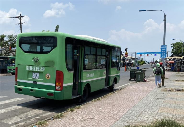 Một chiếc xe buýt tuyến 79 đậu tại Bến xe Củ Chi, sẵn sàng đưa khách đến Khu di tích Bến Dược