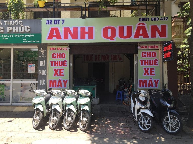 Một chiếc xe máy Vision được trưng bày tại cửa hàng cho thuê xe Mai Quân, Hà Đông