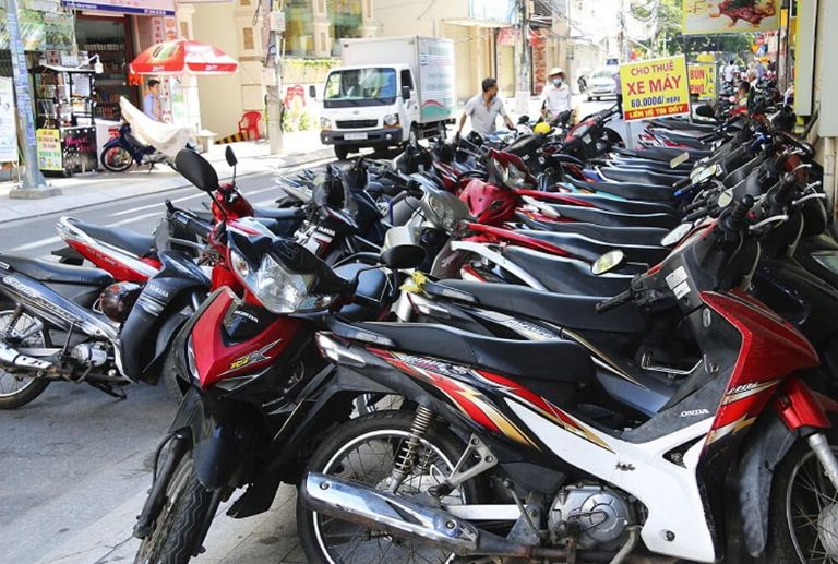 Một dãy xe máy cho thuê sẵn sàng tại cửa hàng Khánh Dương ở Thái Nguyên
