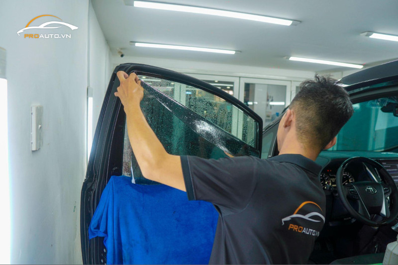 Một số kinh nghiệm hữu ích khi dán phim cách nhiệt ô tô tại Hà Nội