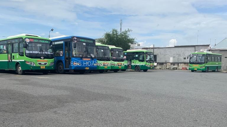 Một xe buýt hiện đại đậu tại Bến xe Củ Chi, biểu tượng cho các tuyến kết nối trung tâm thành phố