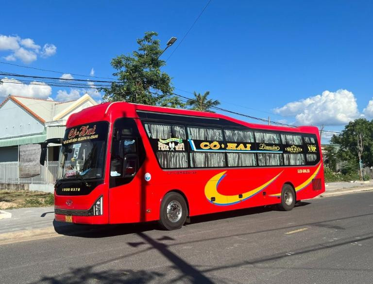 Một xe khách loại lớn đang chuẩn bị xuất bến tại Bến xe KBang