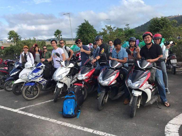 Mũ bảo hiểm nổi bật cho khách thuê xe máy tại Phú Quốc.