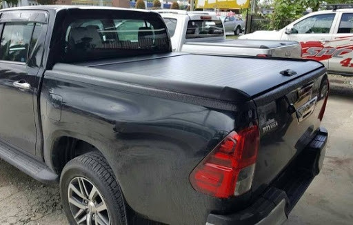 Nắp thùng cuộn màu đen trên thùng xe Toyota Hilux