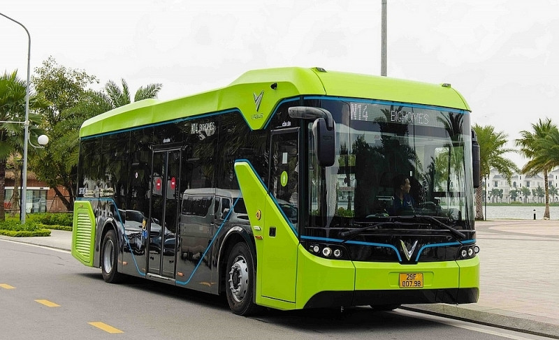 Ngoại thất hiện đại của xe buýt điện VinBus với tông màu xanh chủ đạo