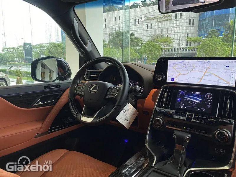Ngoại thất Lexus LX 600 với lưới tản nhiệt con suốt đặc trưng và đèn LED hiện đại