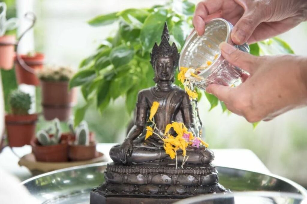Người dân địa phương và du khách té nước vui vẻ trong không khí lễ hội tại Hua Hin, thể hiện sự hòa nhập giữa truyền thống và hiện đại của Songkran.