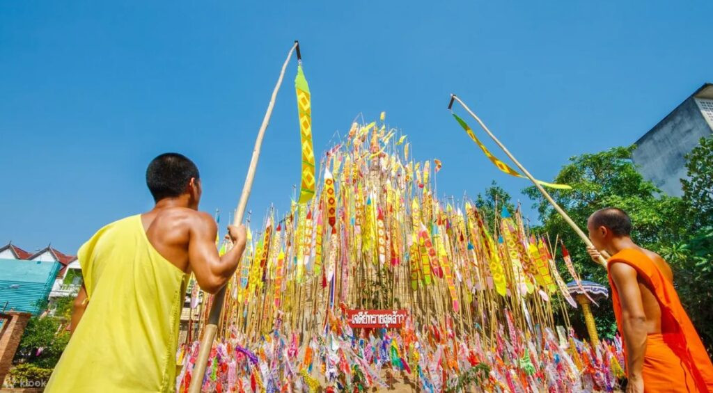 Người dân tham gia nghi lễ rước tượng Phật hoặc vật linh thiêng qua đường phố Chiang Mai, một phần của Lễ hội Songkran mang đậm nét văn hóa.