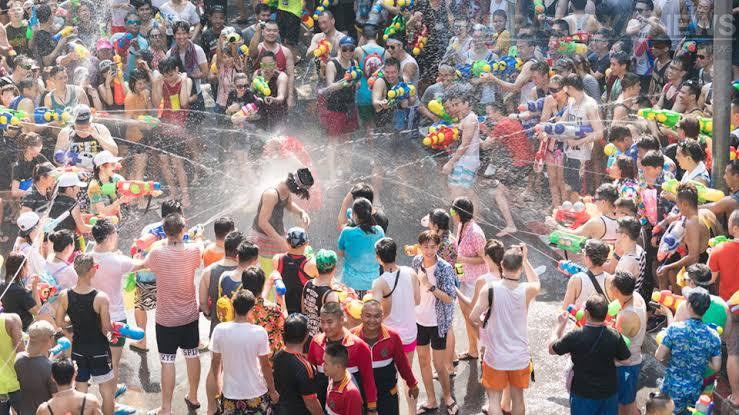 Người dân và du khách té nước trên một con phố đông đúc tại Pattaya trong Lễ hội Songkran, tạo nên không khí vui tươi và sảng khoái.