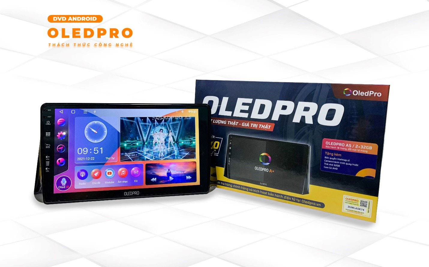 Người dùng thao tác trên Màn hình OledPro A5 hiển thị đa nhiệm ứng dụng.