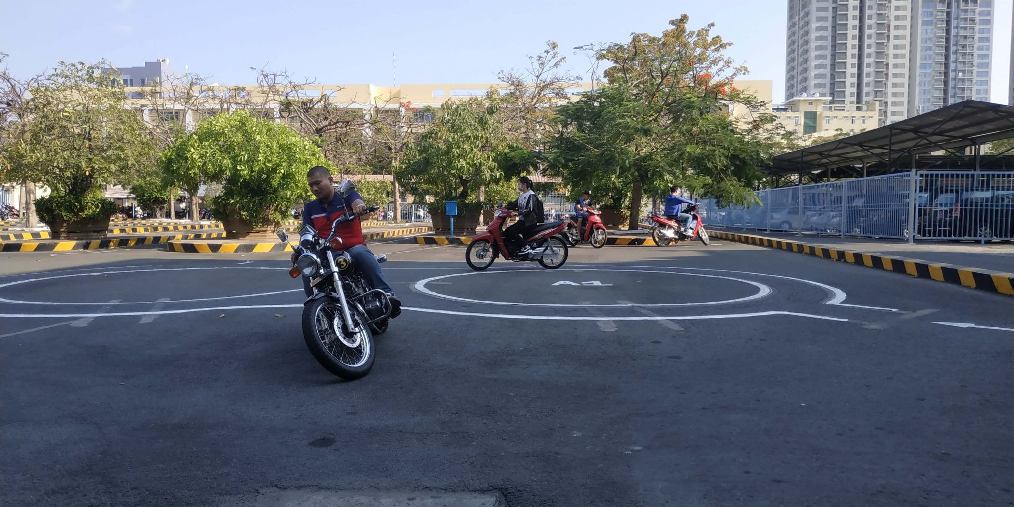 Người học thực hành lái xe mô tô hạng A2 tại sân thi sát hạch