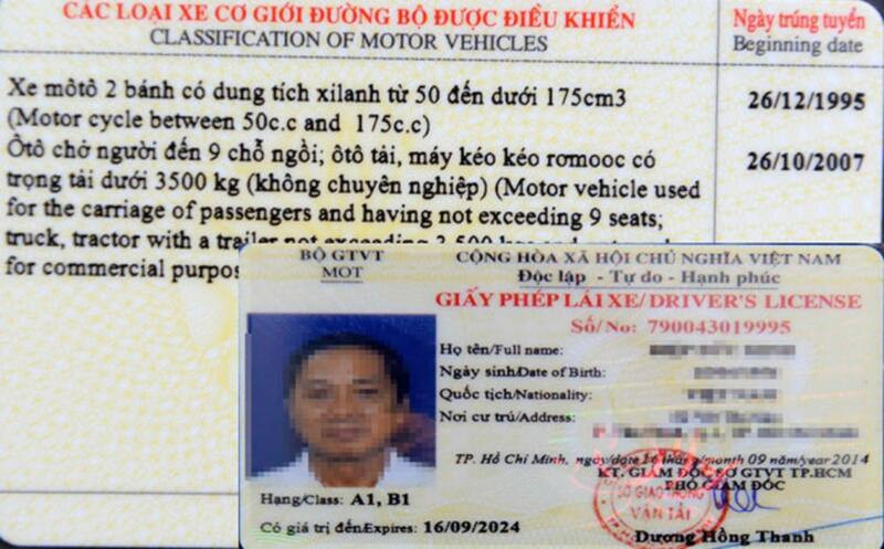 Người lái xe xuất trình giấy phép lái xe khi tham gia giao thông