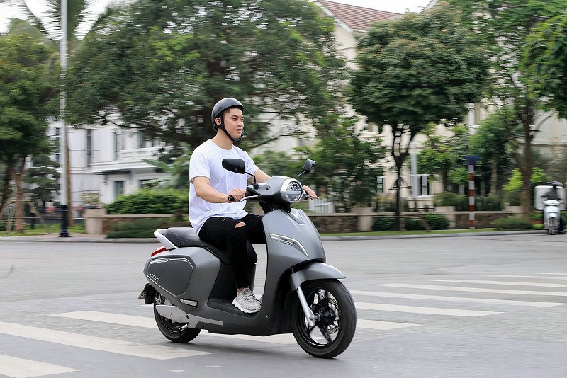 Người mới bắt đầu học lái xe ga cần tránh vừa vặn tay ga vừa bóp phanh.
