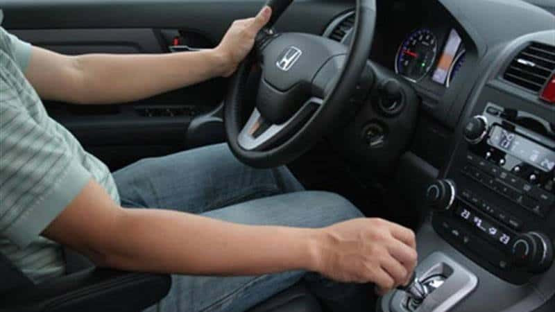 Người mới học lái xe ô tô số sàn cần làm quen với cần số, chân côn, phanh và ga.