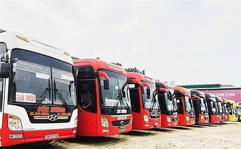 Nhà xe Cúc Mừng có đội ngũ nhân viên chuyên nghiệp, trẻ, năng động, nhiệt huyết. Họ luôn phục vụ khách hàng theo phương châm 