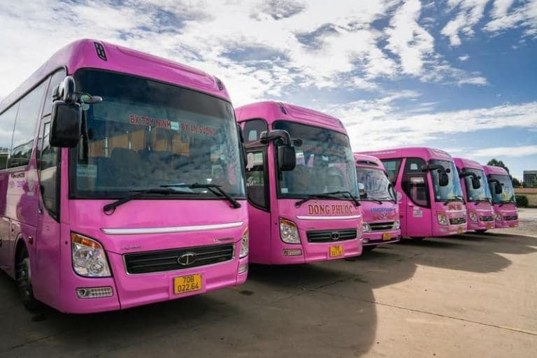 Các xe đậu ở bến chuẩn bị cho chuyến Tây Ninh - An Sương - TP. Hồ Chí Minh