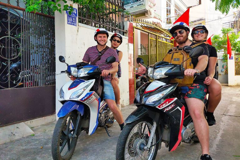 Nhân viên Khương Chuyên hướng dẫn khách thuê xe máy tại Thái Nguyên
