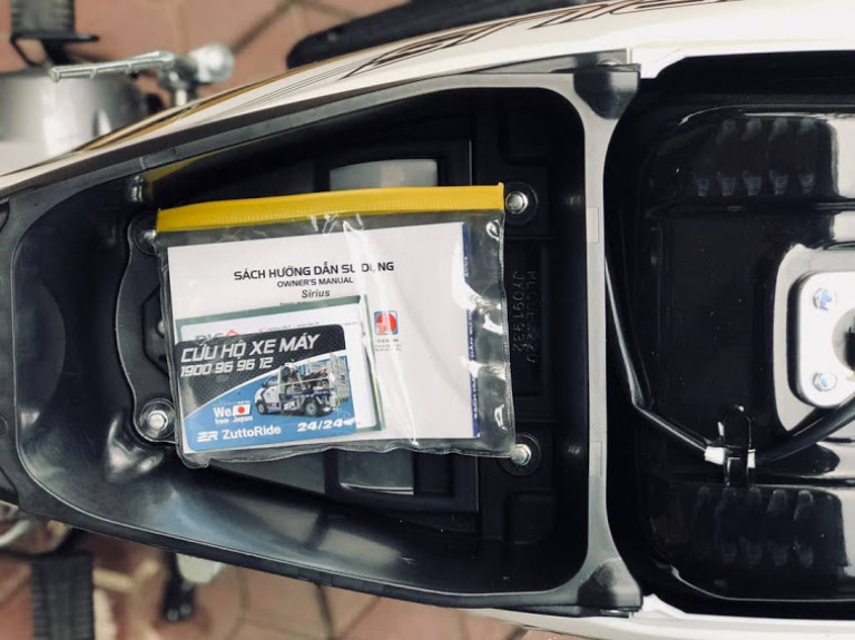 Nhân viên MOTOGO chuẩn bị giao xe máy cho khách với đầy đủ giấy tờ hợp lệ