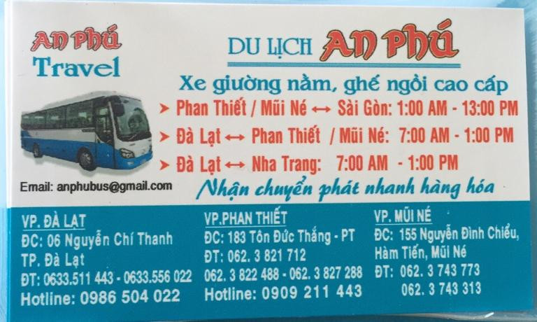 Nhân viên Nhà Xe Thiện Trí tư vấn đặt vé qua hotline