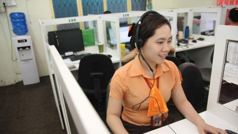 Nhân viên nhà xe Thọ Cầu tư vấn đặt vé qua tổng đài
