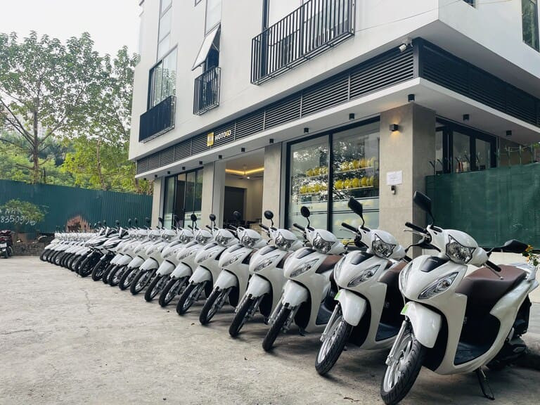 Nhóm bạn trẻ đang chuẩn bị cho chuyến đi [keyword] bằng xe máy