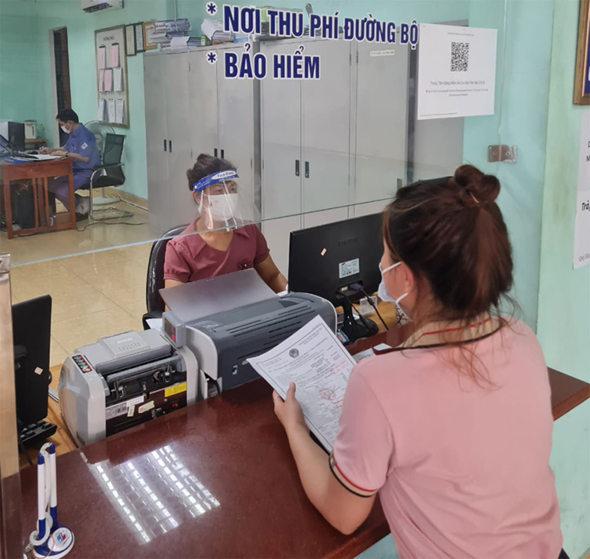 Đóng phí đường bộ xe 5 chỗ tại Trung tâm Đăng Kiểm