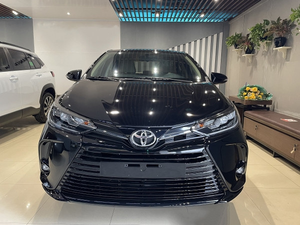 Nội thất bên trong một chiếc xe Toyota Vios cũ.