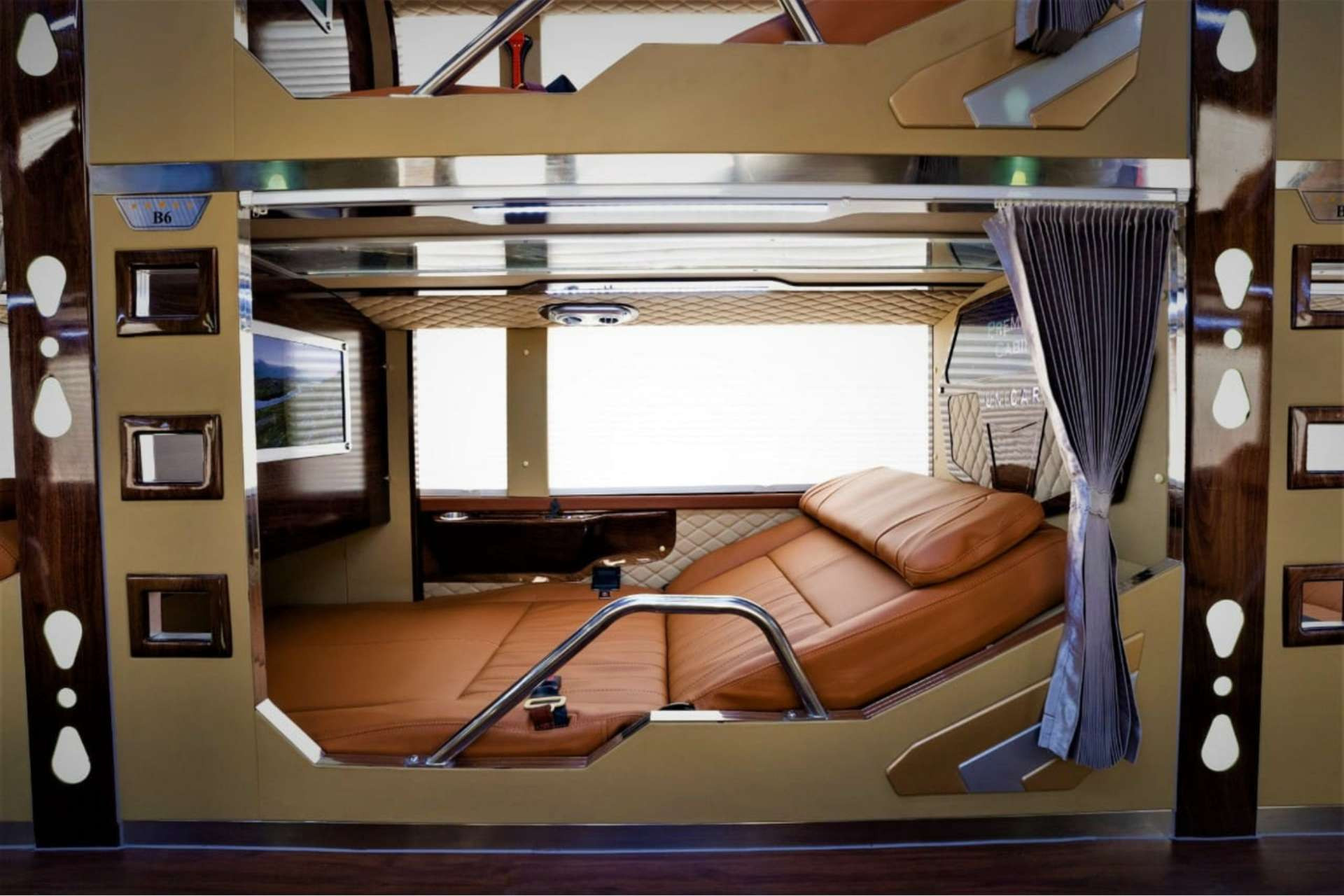 Nội thất khoang giường nằm hiện đại và riêng tư trên xe Limousine đi Cao Bằng