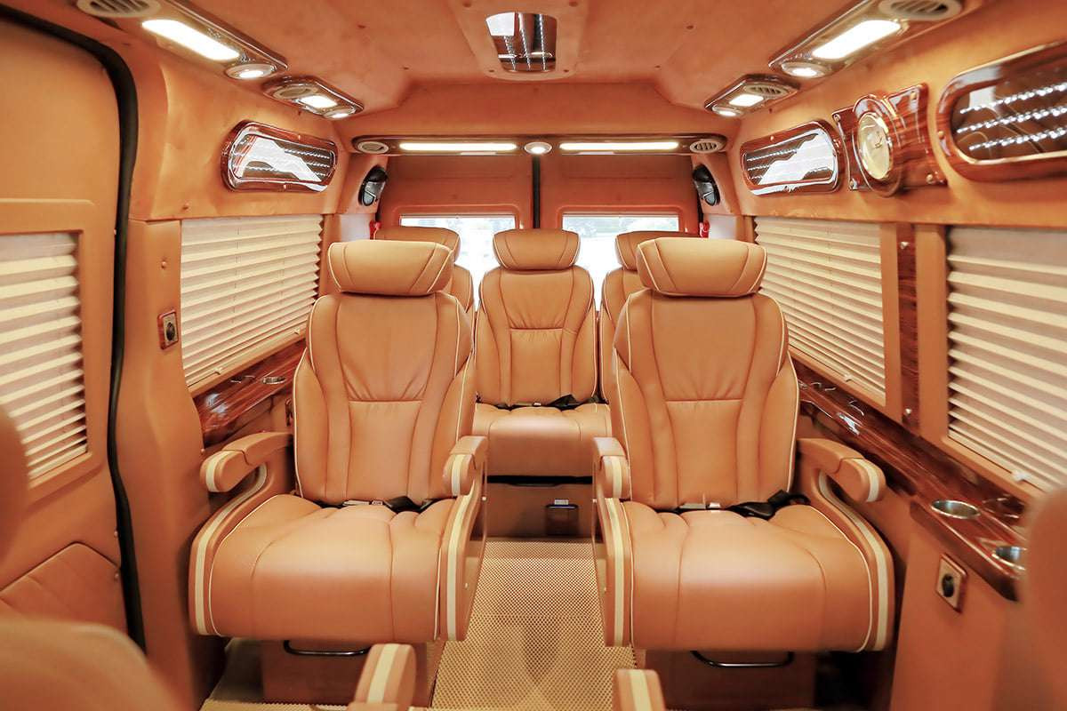 Nội thất sang trọng bên trong xe limousine ghế ngồi đi Phan Thiết