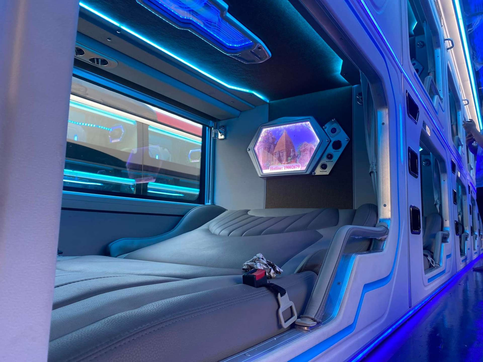 Nội thất sang trọng bên trong xe Limousine giường nằm Liên Hưng