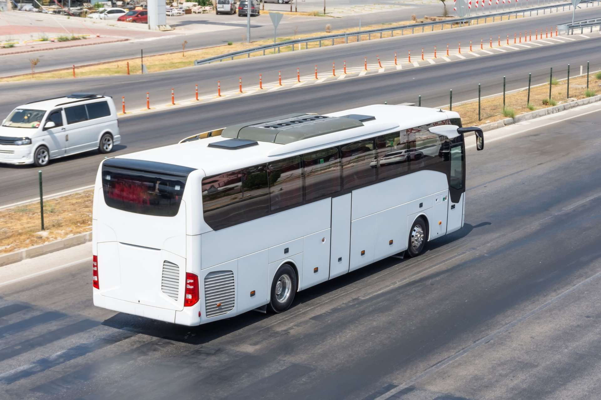 Nội thất sang trọng của xe limousine trên tuyến đường dài