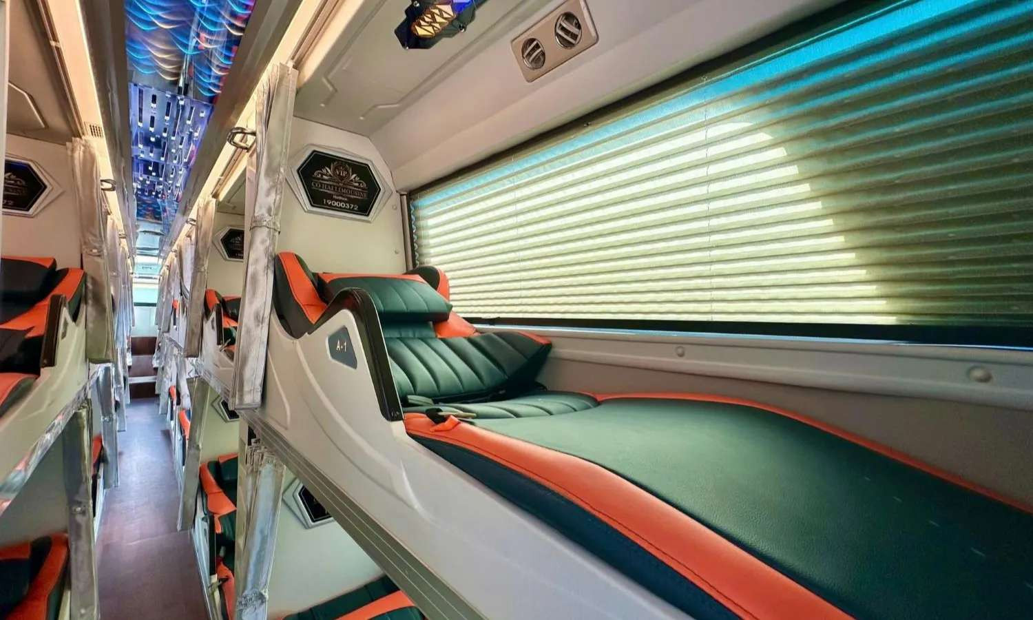 Nội thất sang trọng, không gian riêng tư bên trong xe limousine giường nằm tuyến Vĩnh Long Thủ Đức
