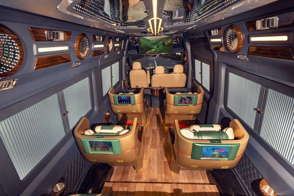 Nội thất tiện nghi và sang trọng của xe Limousine 9 chỗ Vie Limousine