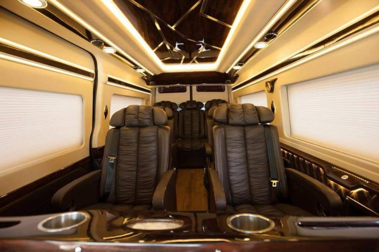 Nội thất tiện nghi với ghế massage trên xe Hải Tuấn Limousine