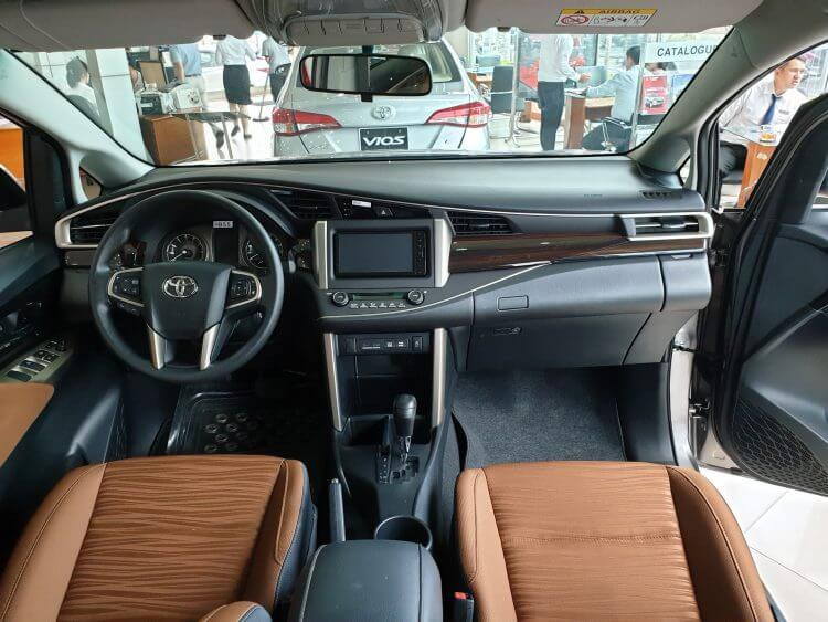 Nội thất và bảng điều khiển Toyota Innova