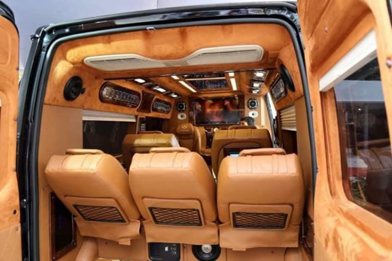 Nội thất xe Hải Phòng Travel với ghế bọc da màu nâu, có gối tựa đầu và không gian tiện nghi
