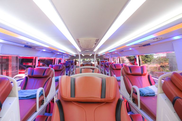 Nội thất xe khách giường nằm hiện đại của Queen Cafe Bus trên tuyến Hà Nội Hội An