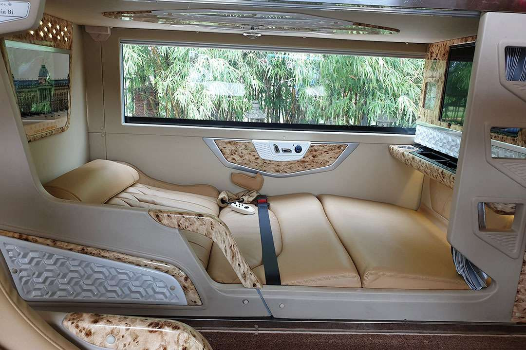 Nội thất xe Sao Việt cabin VIP tiện nghi hiện đại với ghế massage và màn hình giải trí