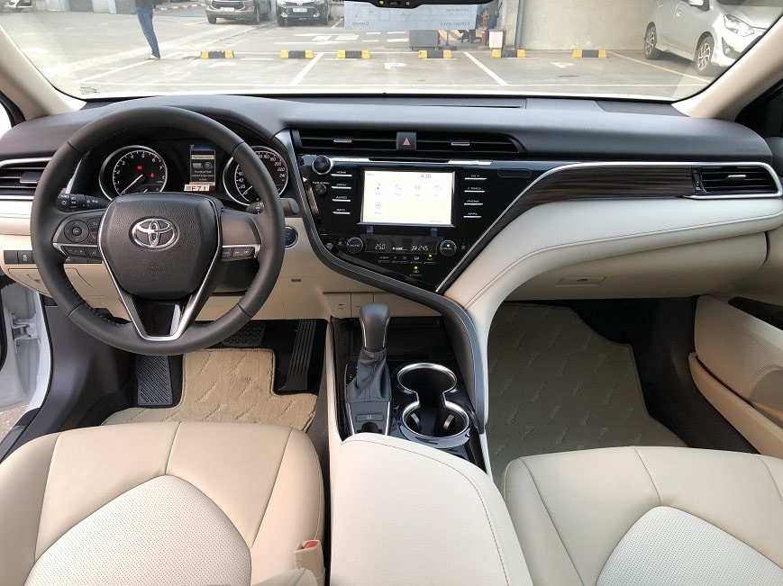 Nội thất xe Toyota Camry sang trọng và đầy đủ tiện nghi