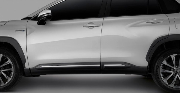 Ốp nẹp sườn xe Toyota Corolla Cross màu bạc, tăng vẻ thể thao và bảo vệ hông xe khỏi trầy xước.