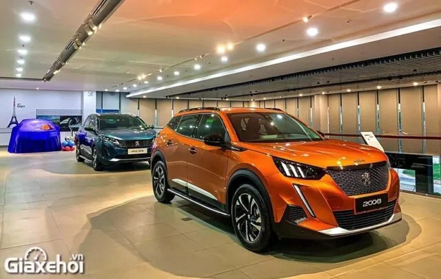 Peugeot 2008 ngoại thất màu trắng với thiết kế đèn LED móng vuốt đặc trưng