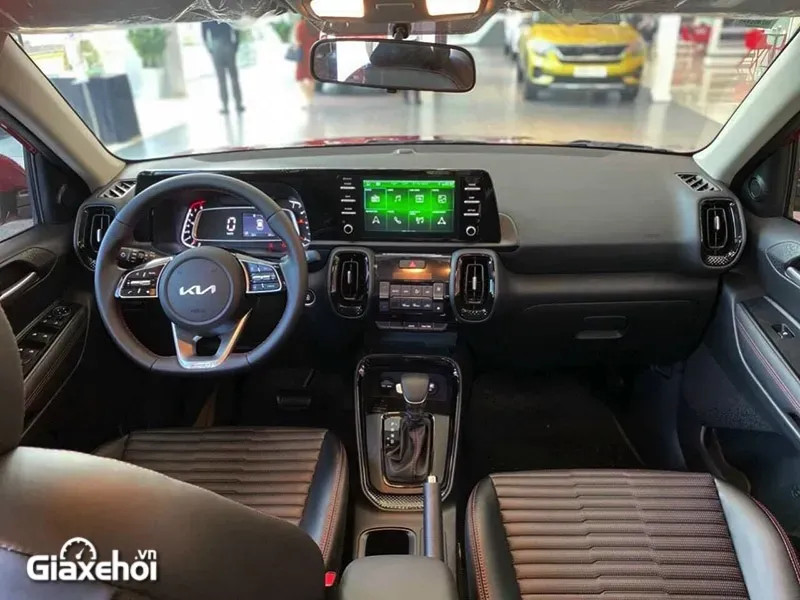 Phần đầu xe KIA Sonet với lưới tản nhiệt mũi hổ đặc trưng và đèn pha LED hiện đại