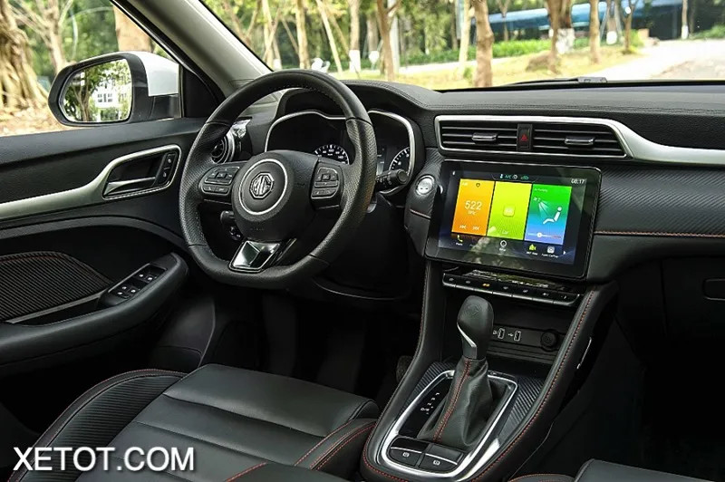Phần đầu xe MG ZS với lưới tản nhiệt tràn viền và đèn định vị hình móc câu