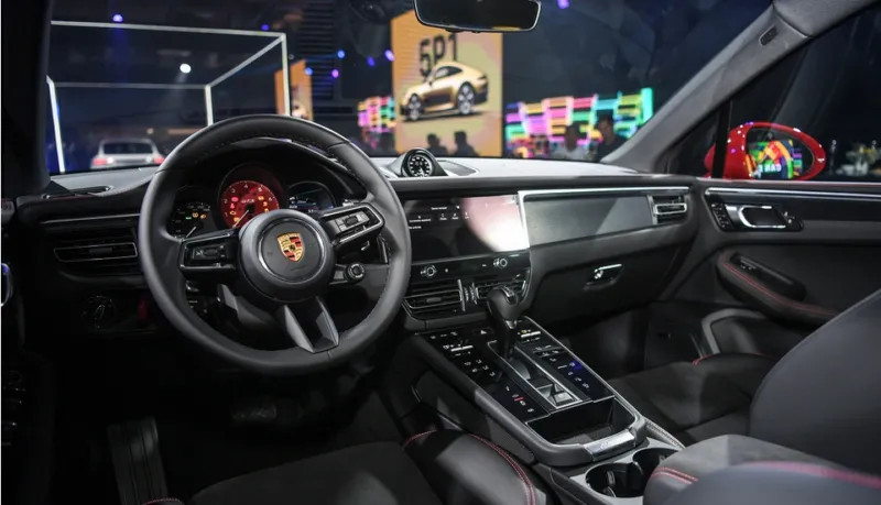 Phần đầu xe Porsche Macan với thiết kế thể thao và đèn LED hiện đại