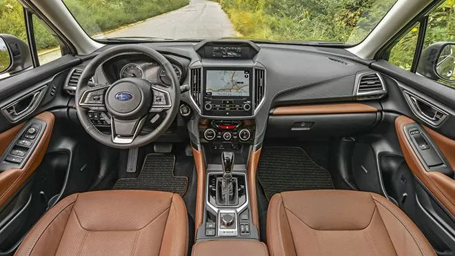 Phần đầu xe Subaru Forester với lưới tản nhiệt và đèn pha LED Projector
